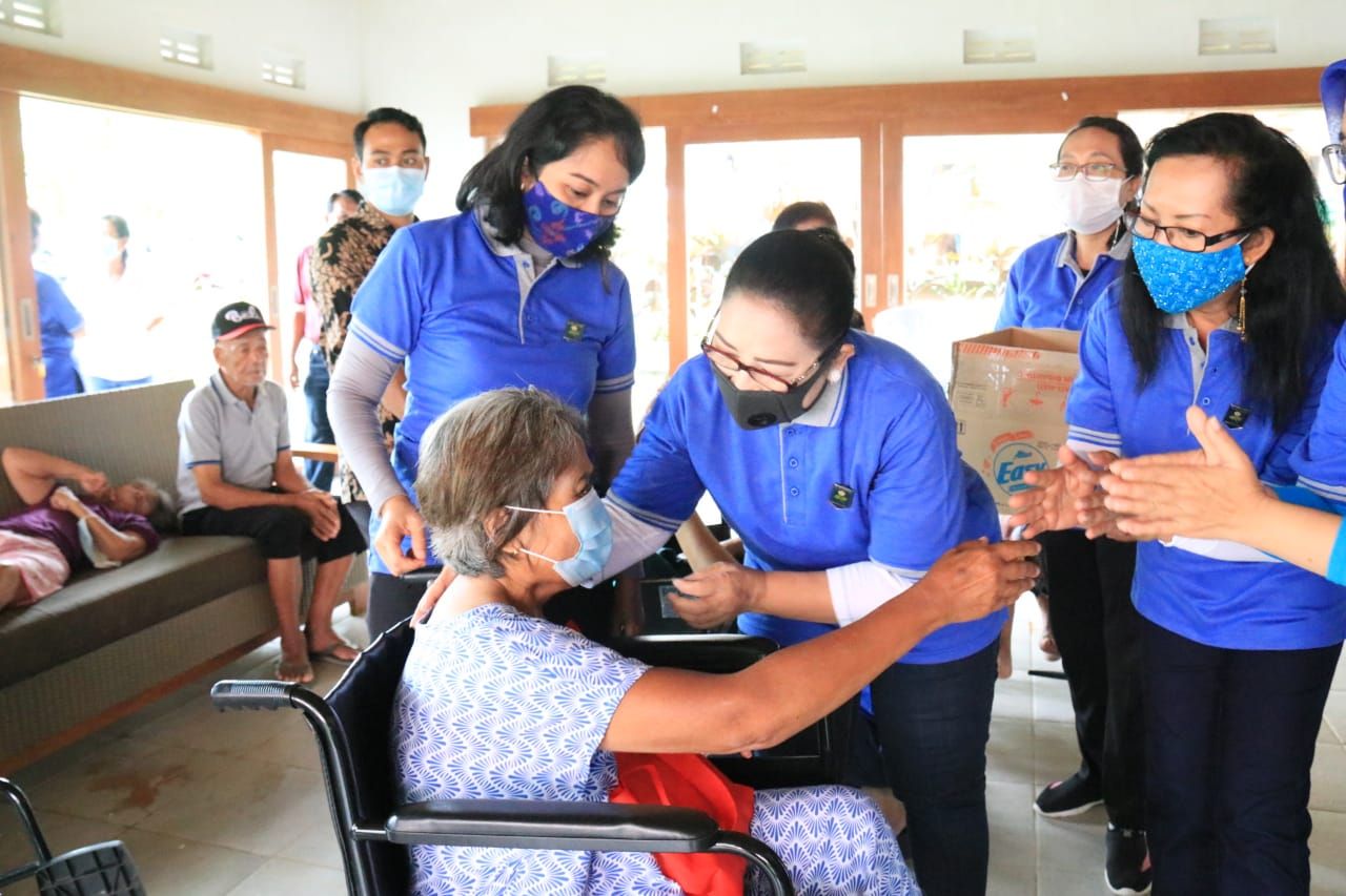 podiumnews.com-Hari Ibu, Ny. Cok Ace Ajak Rawat Lansia Sepenuh Hati